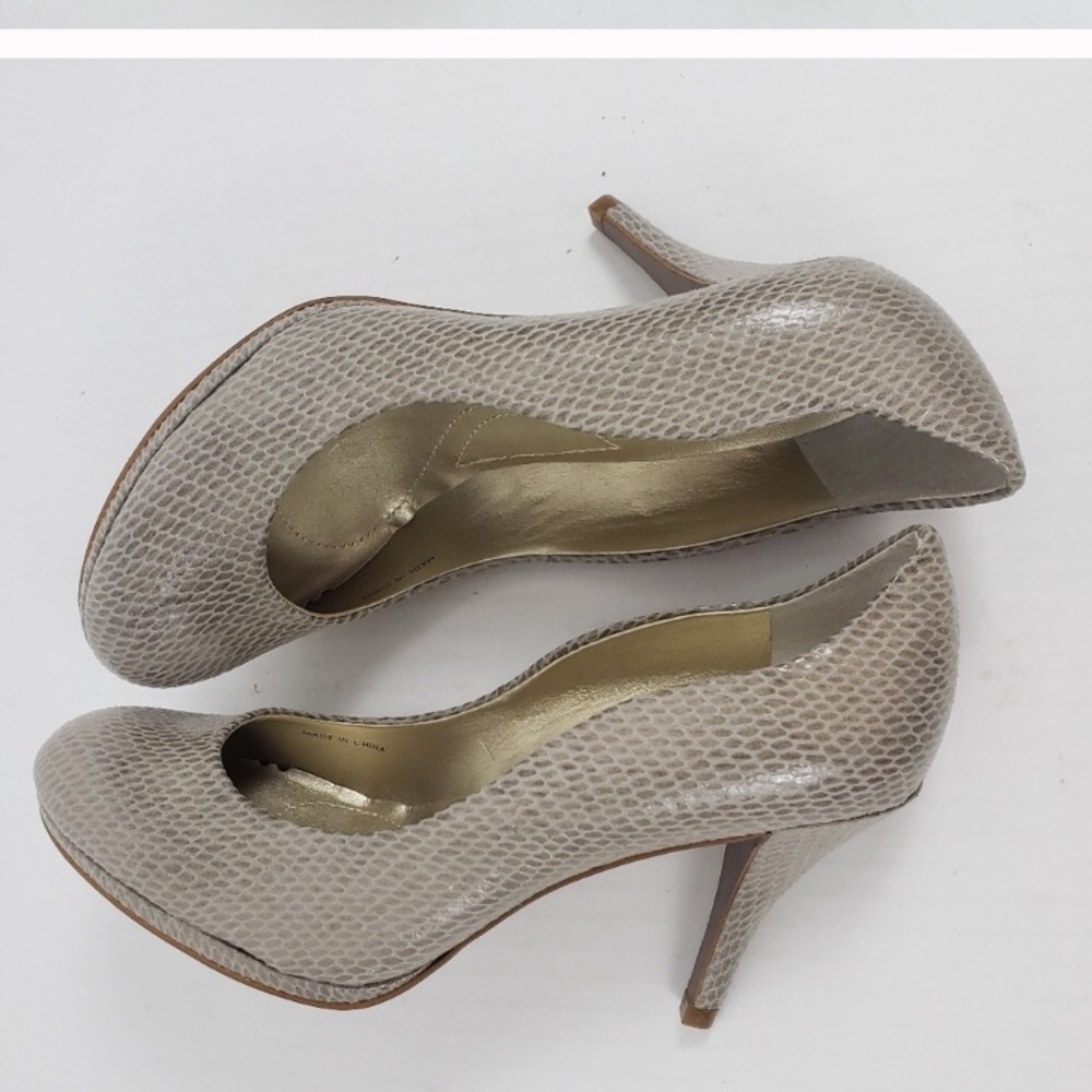 Tahari Colette taupe snakeskin round toe 3.5”heels